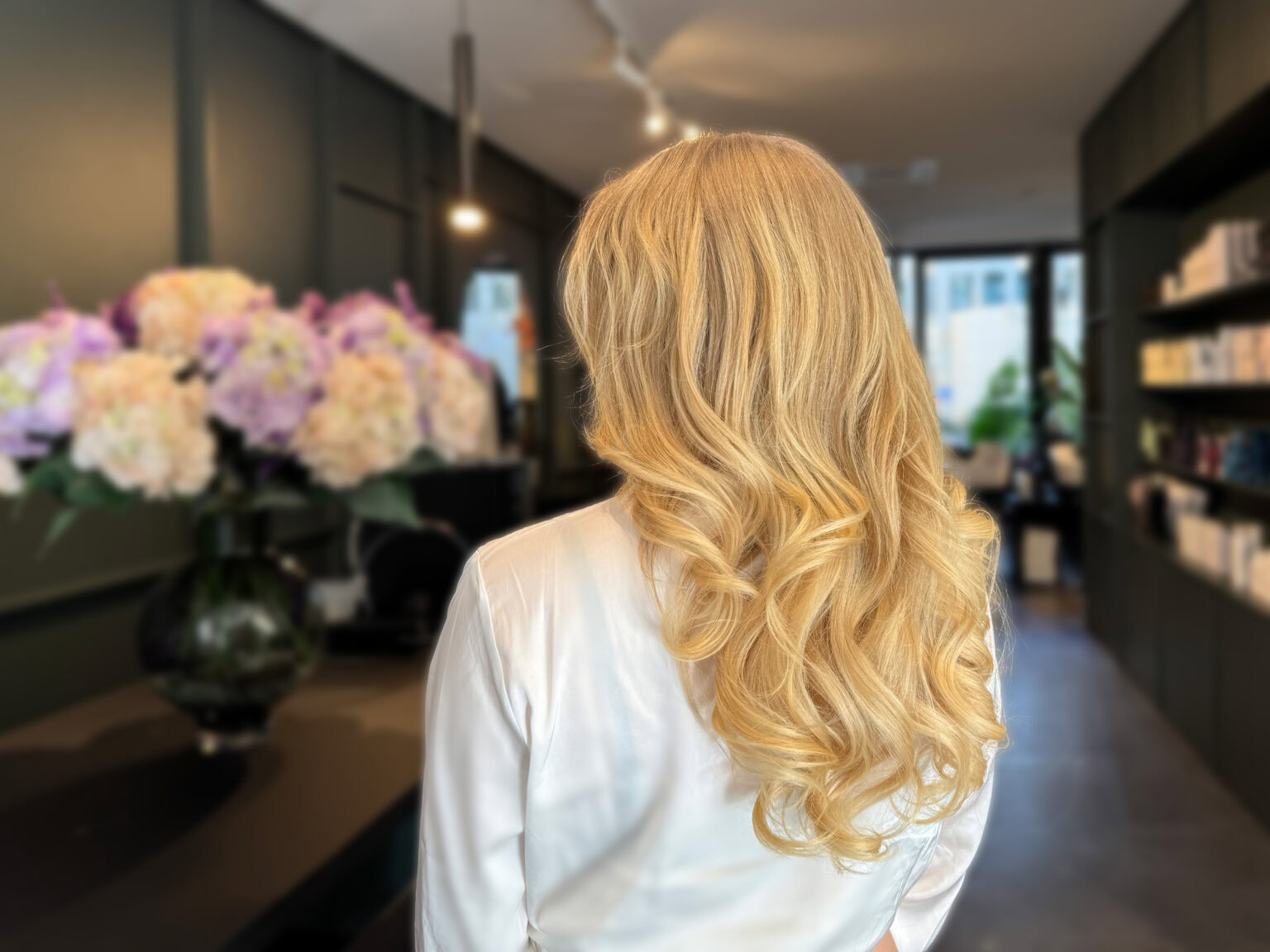 Junge Kundin nach Intensivtönung mit Glossing, Haarschnitt und Styling bei Friseur Frankfurt