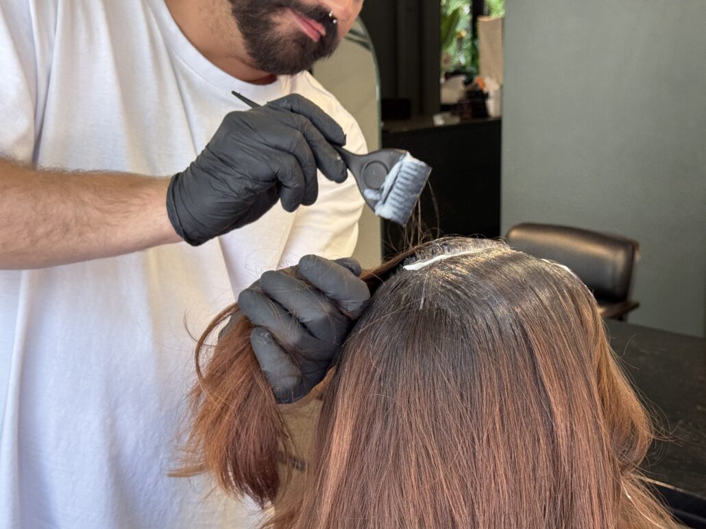 Friseur Marco Dupré korrigiert Haarfarbe bei junger Frau in frankfurt