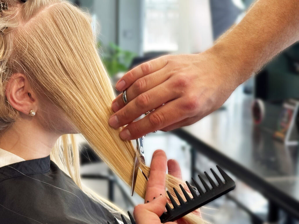 Junge Kundin bei Haarschnitt mit Glossing, Haarschnitt und Styling bei Friseur-Salon Frankfurt