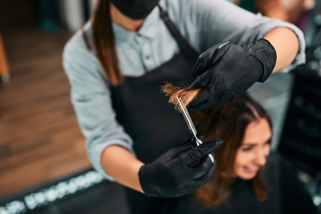 Frauenhaarschnitt mit Blonding, Skincare Ritual in Frankfurt
